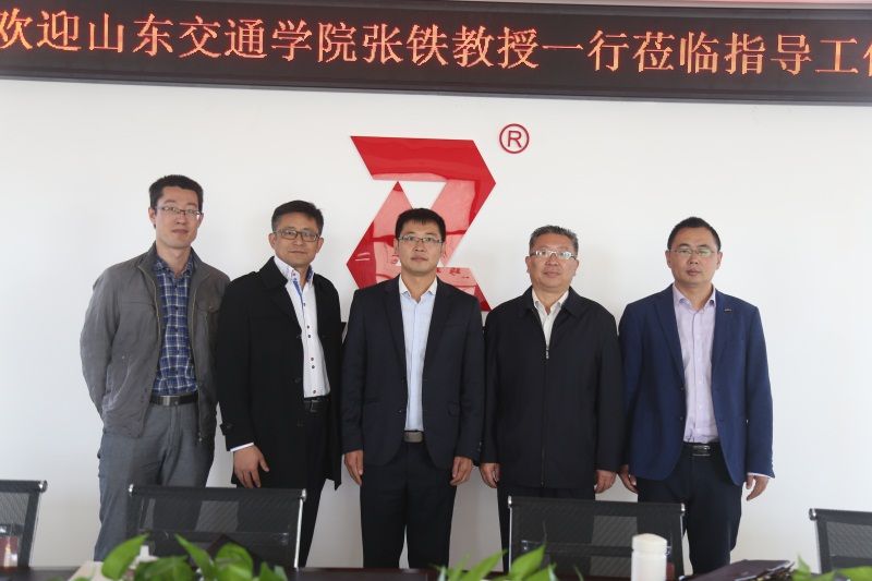洽谈会上,天路重工董事长李晓刚对张铁教授,潘院长